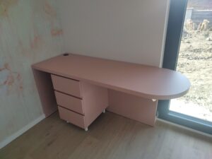 Psací stůl na míru v růžové barvě s půlkulatou deskou a kontejnerem – dětský pokoj, BMB
