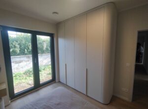 Šatní skříň na míru se zaobleným rohem do ložnice – nábytek na míru BMB